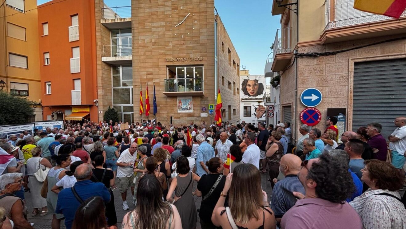 Concentración en Calp en solidaridad con Ceuta