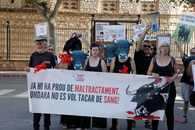 Activistas de Ondara sense crueltat animal protestan con una pancarta antitaurina.