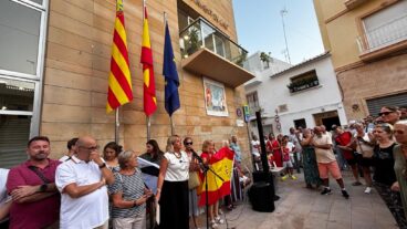 Concentración en Calp en solidaridad con Ceuta con la alcaldesa Ana Sala
