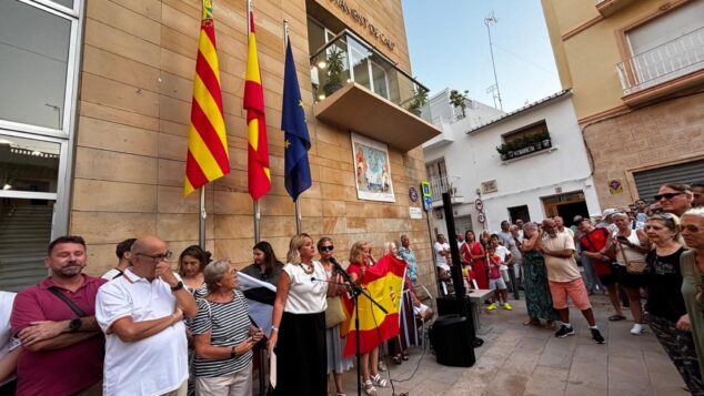 Discrepancias entre los asistentes interrumpen la concentración por Ceuta en Calp 2 Imagen: Fotografía de la alcaldesa de Calp, Ana Sala, hablando durante una concentración pública de solidaridad con Ceuta frente al edificio del ayuntamiento, con público y banderas.