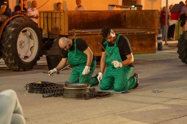 Gata’m Fest confirma su segunda entrega en 2027 tras una primera exitosa edición con casi 1.500 participantes 5 Imagen: Dos músicos de Connecta Percussió arrodillados tocando con baquetas muelles y una llanta metálica en el suelo.