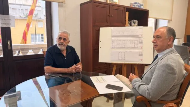 De la nueva Policía Local a la peligrosa salida de los Bomberos Forestales: Pego reclama mejoras al conseller 1 Imagen: Juan Carlos Valderrama y Enrique Moll sentados en una mesa con planos arquitectónicos.