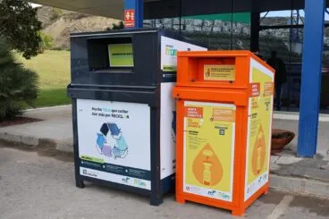 Contenedores gris y naranja para reciclaje de ropa y aceite del Consorci Mare