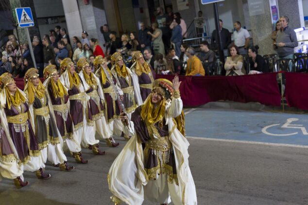 Festeros con trajes tradicionales desfilan durante la celebración de Moros y Cristianos en Calpe.