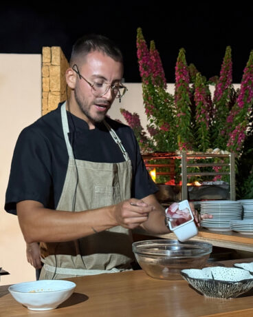 Edu Acuña preparando un ceviche peruano