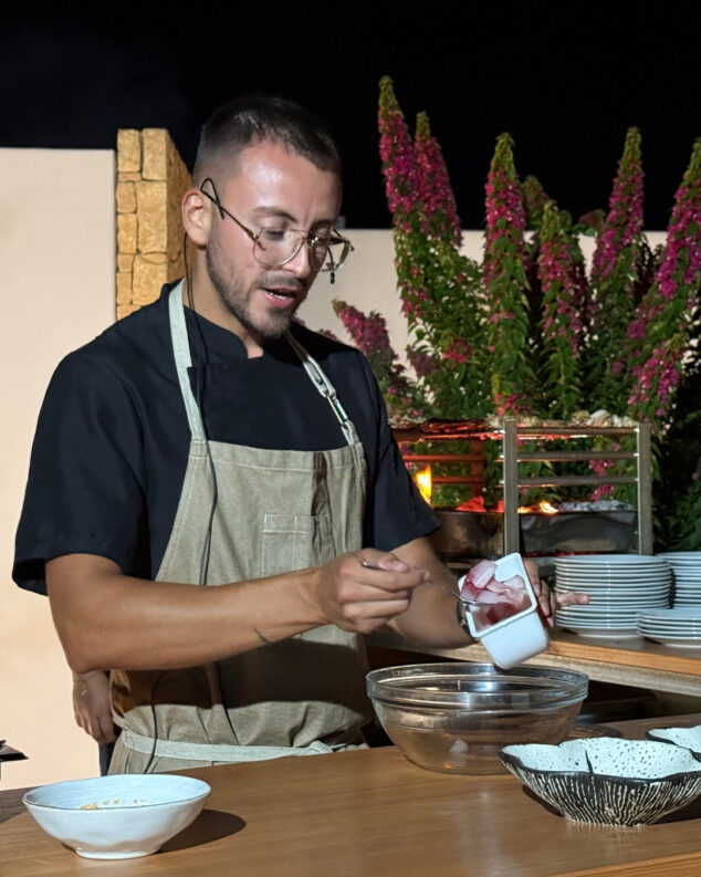 edu acuna preparando un ceviche peruano