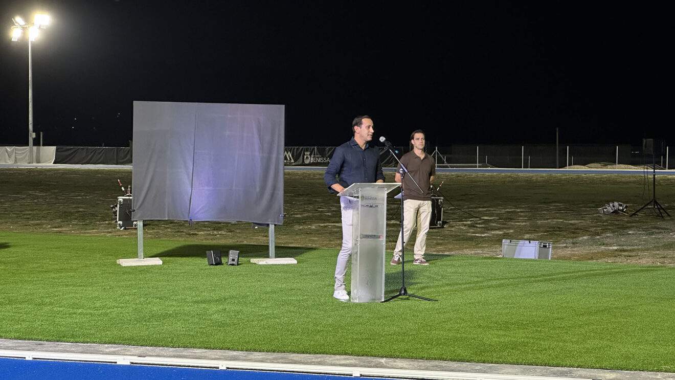 El alcalde de Benissa, Arturo Poquet, durante su discurso en la nueva pista de atletismo Paco Sacha