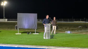 El alcalde de Benissa, Arturo Poquet, durante su discurso en la nueva pista de atletismo Paco Sacha