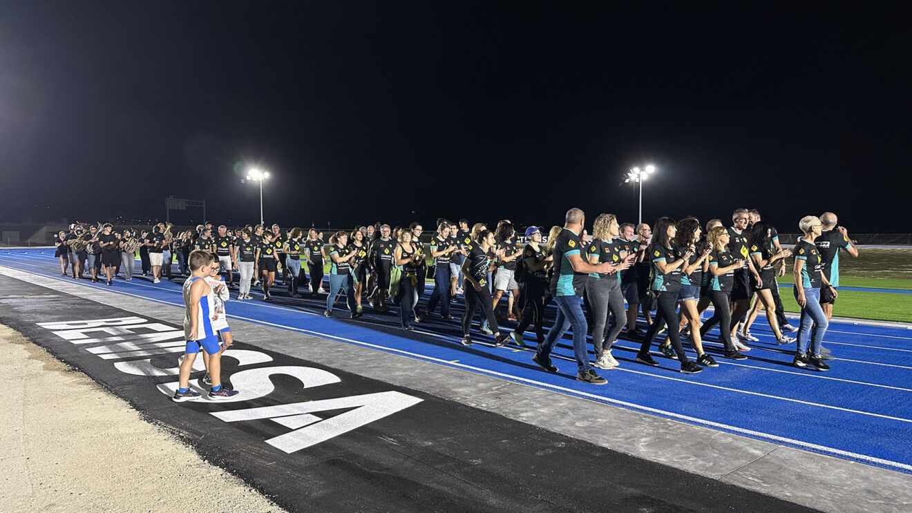 El Club d’Atletisme de Benissa realizó una vuelta de honor acompañado por la Societat Lírica i Musical de Benissa en la nueva pista de atletismo Paco Sacha
