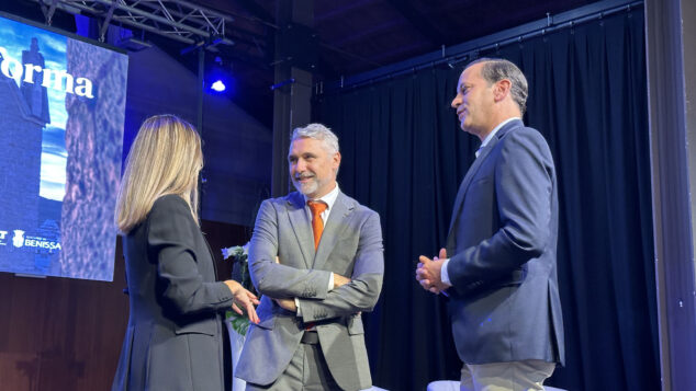 Imagen: El secretario autonómico de Turismo, José Manuel Camarero, con Virginia Pérez y Arturo Poquet