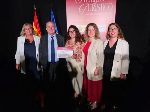 Imagen: El ministro Jordi Hereu entrega el certificado de Fiesta de Interés Turístico Nacional a la alcaldesa de Calp, Ana Sala, junto a otras autoridades.