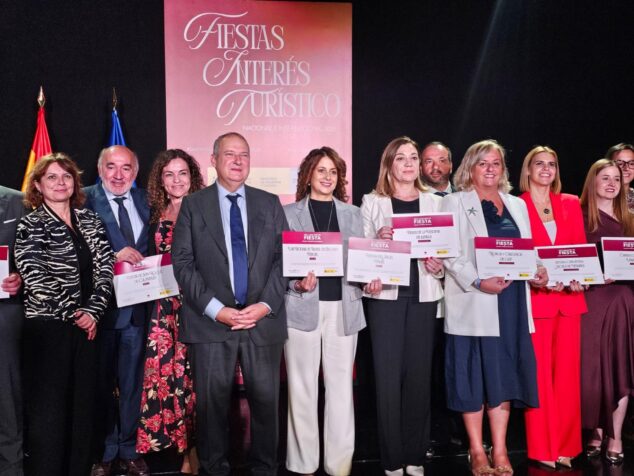 Imagen: El ministro Jordi Hereu y la alcaldesa Ana Sala posan con el distintivo de Fiesta de Interés Turístico Nacional para los Moros y Cristianos de Calp.
