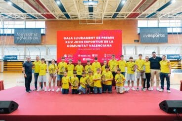 Alumnos y entrenadores de la Escuela de Pilota de Ondara posan con trofeos en una gala de premios deportivos.