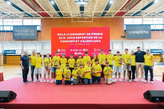 La Escuela Municipal de Pilota d’Ondara cosecha una exitosa temporada 2025-26 con diez galardones autonómicos 2 Alumnos y entrenadores de la Escuela de Pilota de Ondara posan con trofeos en una gala de premios deportivos.