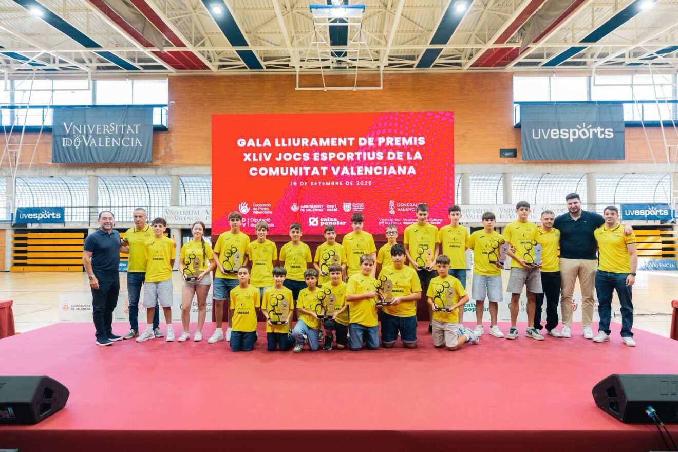 La Escuela Municipal de Pilota d’Ondara posa con sus trofeos en la gala de los Jocs Esportius