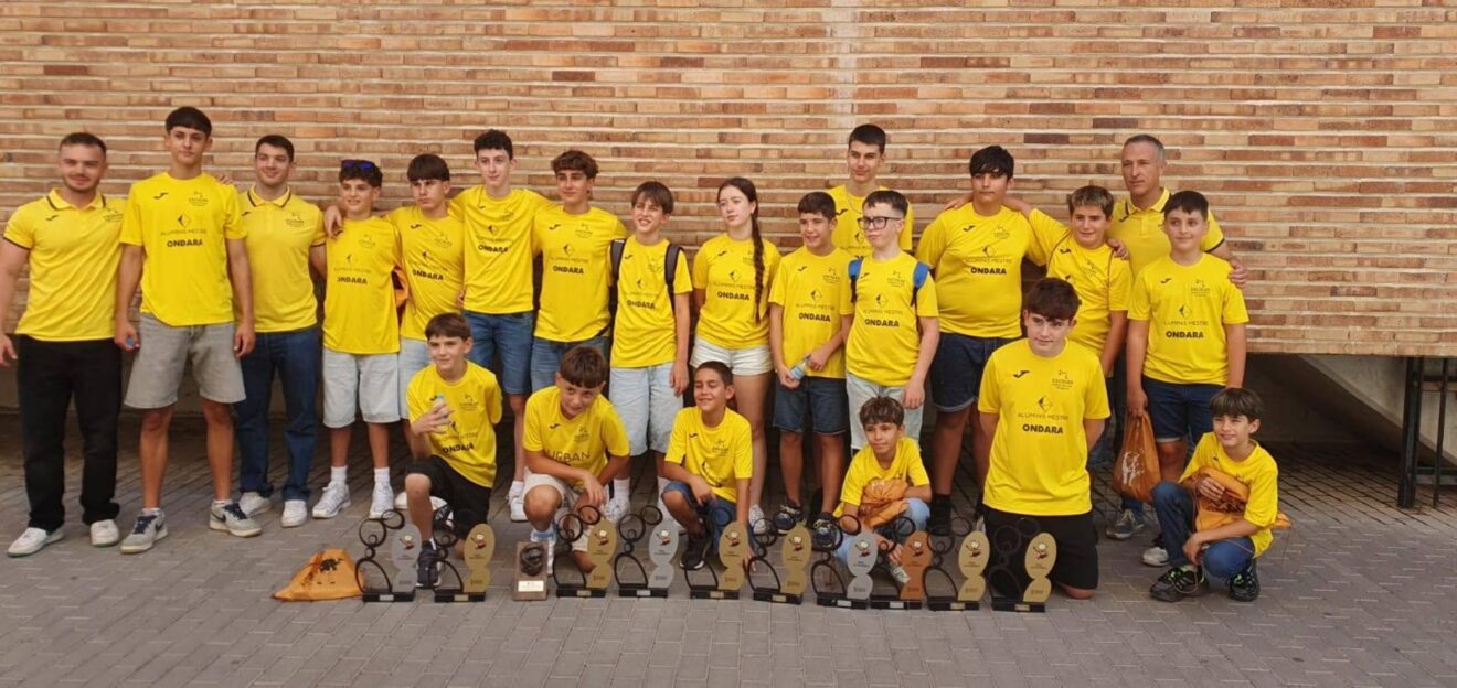 Integrantes de la Escuela de Pilota de Ondara con sus trofeos