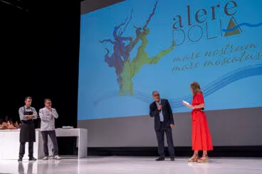 Exhibición y escenario principal de Alere Dolia 2026 en el Auditori Teulada Moraira