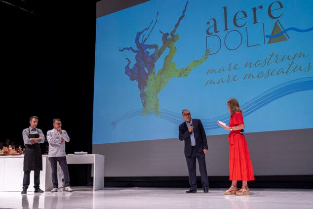 Alere/Dolia 2026 pone el mar en el centro y reivindica el Moscatel y las salazones como identidad de la Marina Alta 17 exhibicion y escenario principal de alere dolia 2026 en el auditori teulada moraira 1