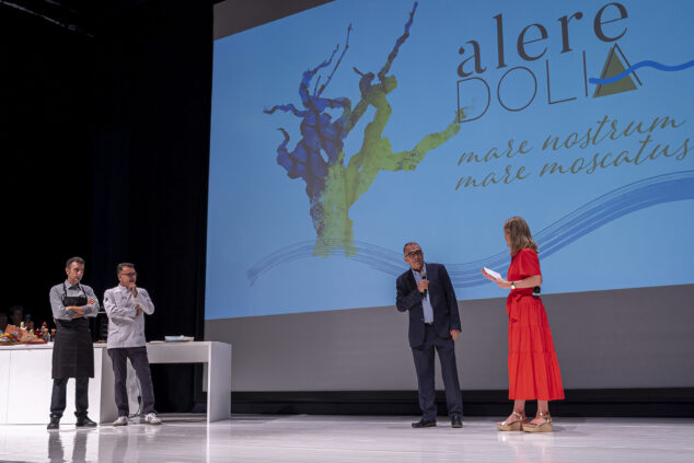 Alere/Dolia 2026 pone el mar en el centro y reivindica el Moscatel y las salazones como identidad de la Marina Alta 1 Imagen: Exhibición y escenario principal de Alere Dolia 2026 en el Auditori Teulada Moraira