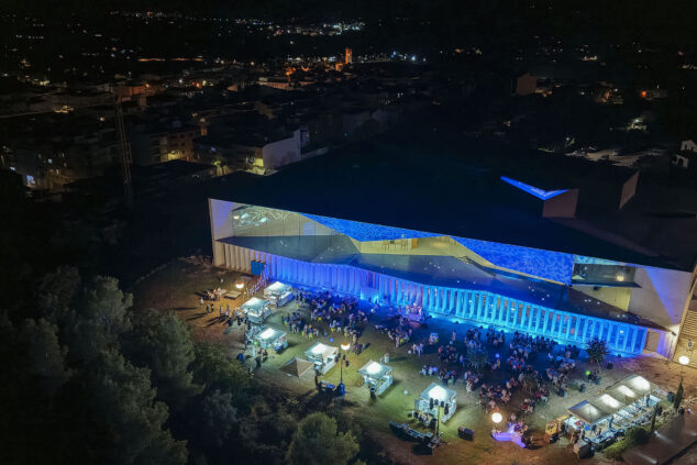 Alere/Dolia 2026 pone el mar en el centro y reivindica el Moscatel y las salazones como identidad de la Marina Alta 5 Imagen: Exterior del Auditori Teulada Moraira durante Alere Dolia 2026
