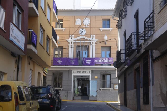 Imagen: Fotografía de la fachada principal del edificio del Ayuntamiento de Pedreguer con coches aparcados delante.