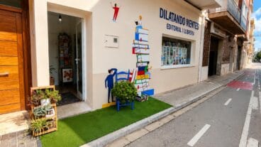 Ondara cierra PARK(ing) Experience con compras, menús especiales y un gran tardeo en El Prado 2 fachada de la libreria dilatando mentes con jardin urbano