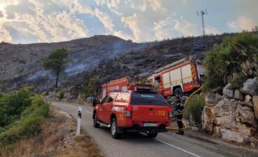 foto de archivo de bomberos trabajando en el monte de la marina alta
