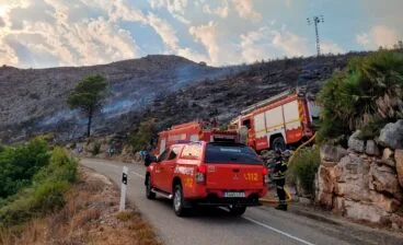 foto de archivo de bomberos trabajando en el monte de la marina alta