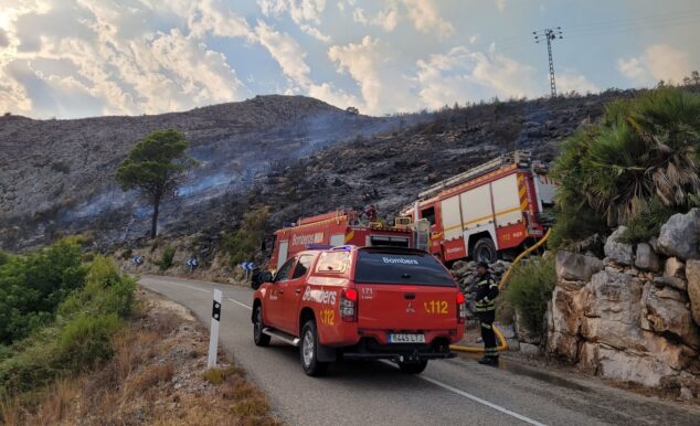 Imagen: Foto de archivo de bomberos trabajando en el monte de la Marina Alta