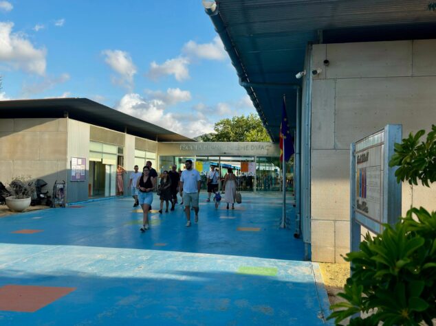 La Marina Alta vuelve al cole: miles de alumnos arrancan el curso 2026-2027 1 Imagen: Familias y niños en las instalaciones de la Escuela Infantil Silene d'Ifac de Calp durante la vuelta a las aulas.