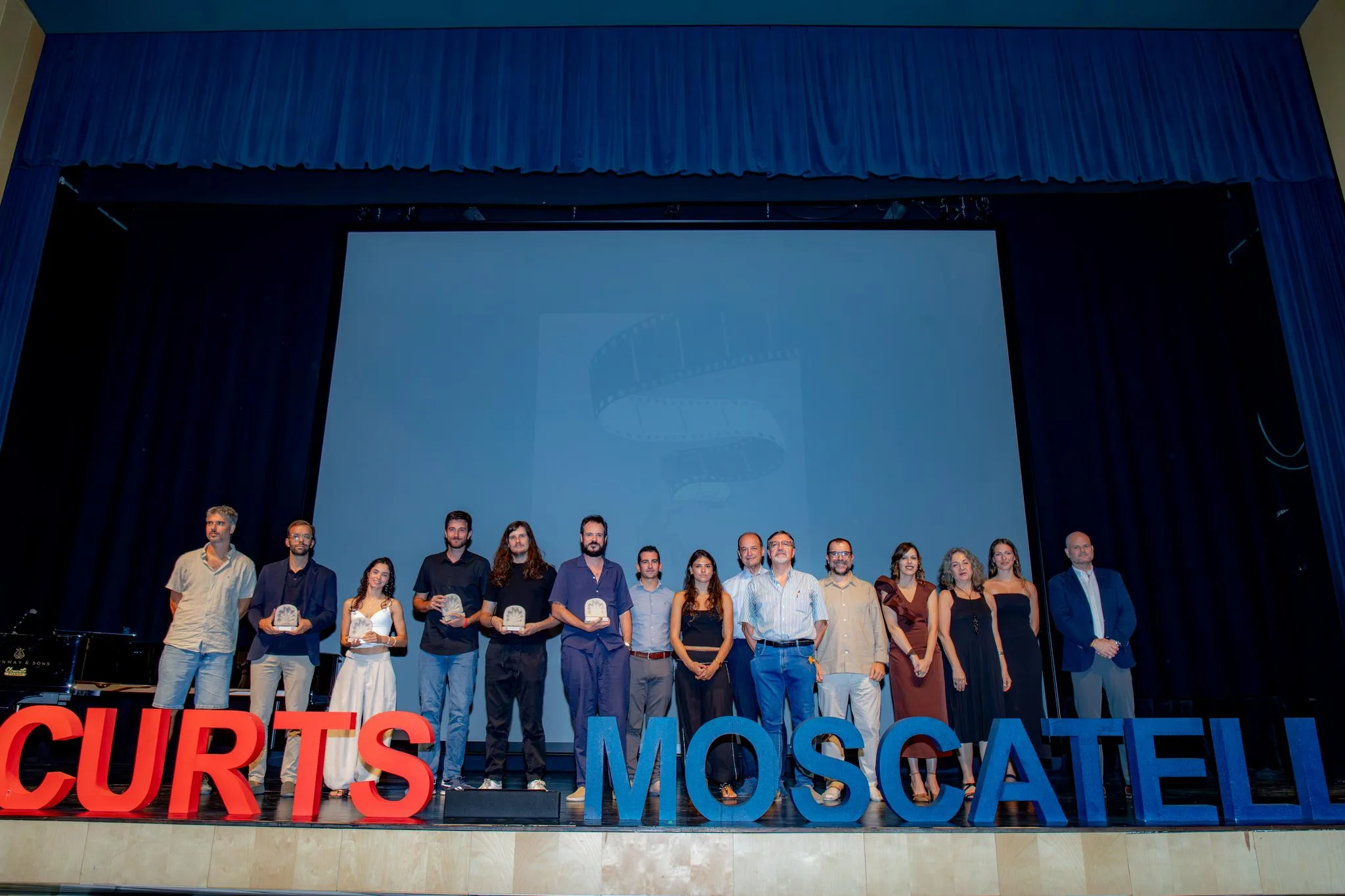 Foto de grupo de los premiados en la gala de clausura de la XI Mostra Curts de Moscatell de Teulada.
