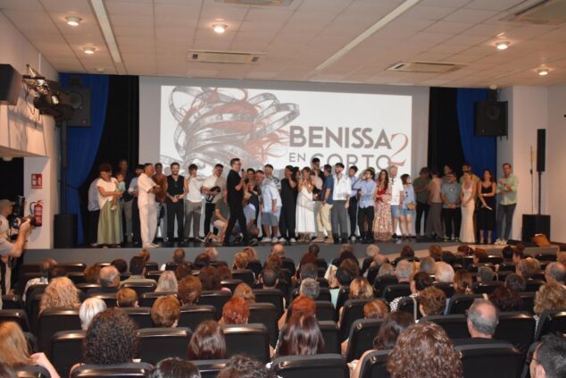Benissa en Corto proyecta este sábado los cortos ganadores de su segunda edición 1 Imagen: Ganadores y organización del festival Benissa en Corto sobre el escenario del Cine de Benissa.