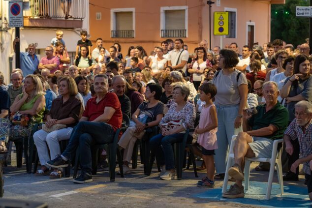 Gata’m Fest confirma su segunda entrega en 2027 tras una primera exitosa edición con casi 1.500 participantes 1 Imagen: Público sentado en sillas viendo una actuación al aire libre en una plaza de Gata de Gorgos durante el Gata’m Fest.