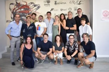 Grupo de actores y organizadores posando en el photocall del II Festival Benissa en Corto.