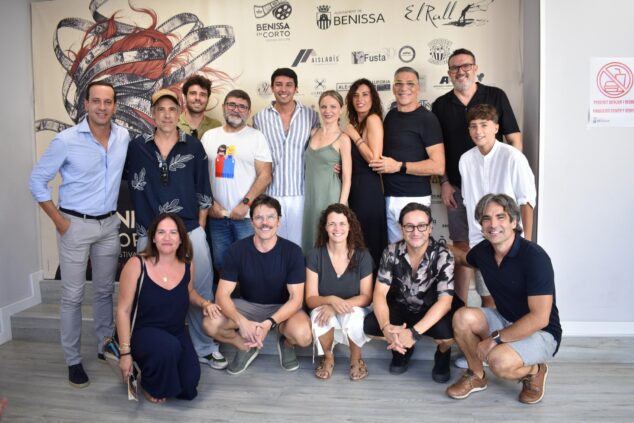 Imagen: Grupo de actores y organizadores posando en el photocall del II Festival Benissa en Corto.