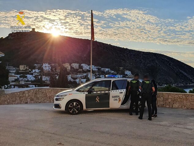 Imagen: Agentes de la Guardia Civil junto a un coche patrulla en Alicante