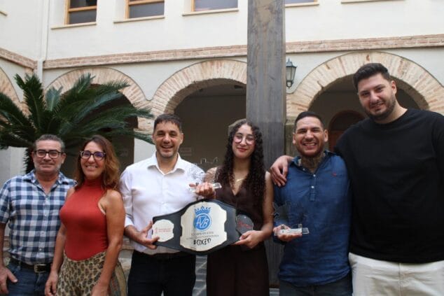 Ondara celebra el éxito de Mariama Charki, Campeona Autonómica de Boxeo Amateur 2 Imagen: Mariama Charki y su entrenador Nito Pinargote posan con autoridades durante la recepción en el Ayuntamiento de Ondara.