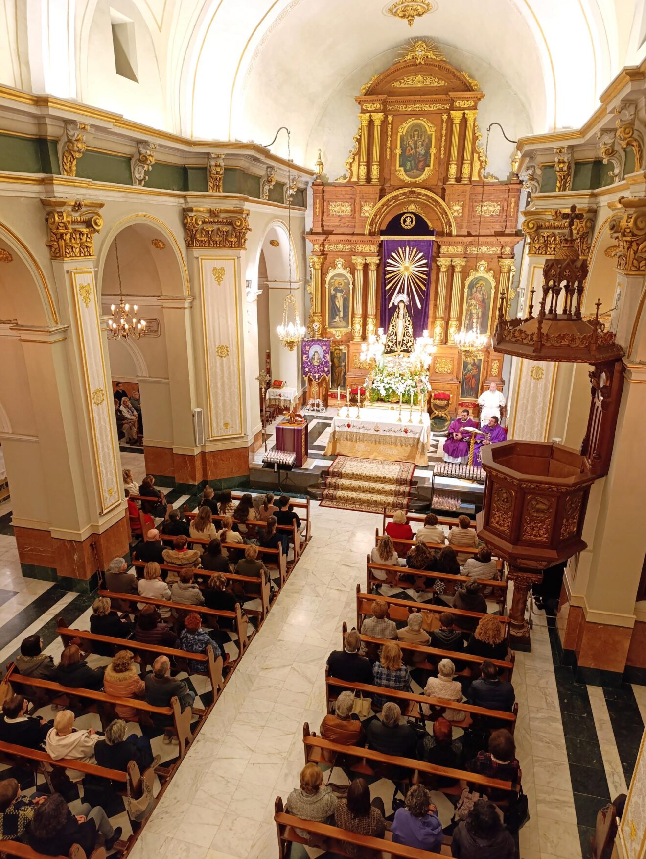 Celebración religiosa en el interior de la iglesia parroquial de Ondara