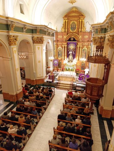 Celebración religiosa en el interior de la iglesia parroquial de Ondara
