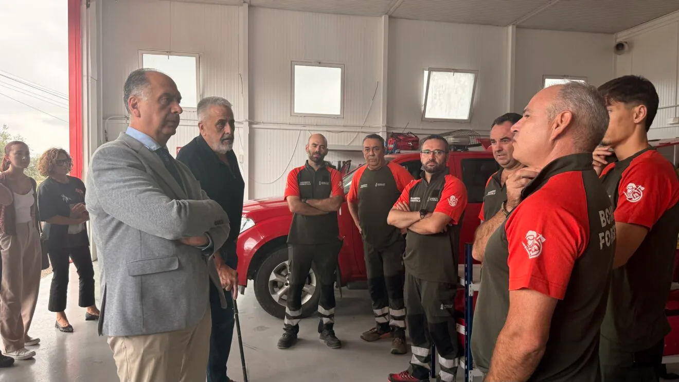 El conseller de Emergencias e Interior, Juan Carlos Valderrama, escucha las necesidades trasladadas por los Bomberos Forestales durante su visita a la base de Pego