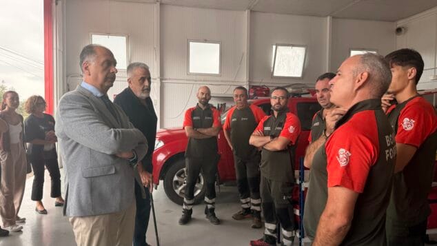 Juan Carlos Valderrama durante un encuentro con los Bomberos Forestales en la base de Pego.