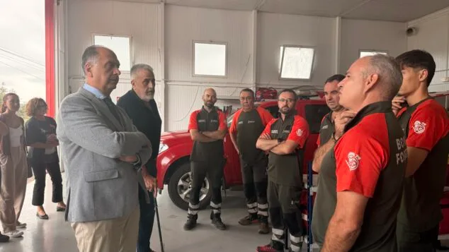 De la nueva Policía Local a la peligrosa salida de los Bomberos Forestales: Pego reclama mejoras al conseller 3 Imagen: Juan Carlos Valderrama durante un encuentro con los Bomberos Forestales en la base de Pego.