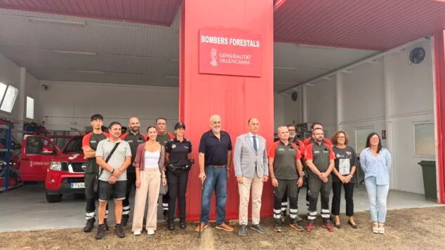 De la nueva Policía Local a la peligrosa salida de los Bomberos Forestales: Pego reclama mejoras al conseller 2 Imagen: Bomberos Forestales y representantes institucionales en la base en Pego.