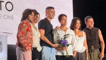 El director y uno de los actores de «El Vestuario», ganador del festival, posan junto a parte del elenco de la serie «Valle Salvaje» tras recibir el premio