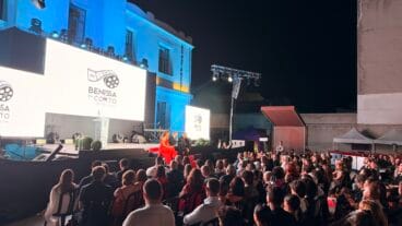 Ambiente durante la gala de clausura de la segunda edición del Festival Benissa en Corto, celebrada en la plaza Maria Crespo Font