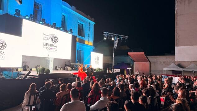 Imagen: Ambiente durante la gala de clausura de la segunda edición del Festival Benissa en Corto, celebrada en la plaza Maria Crespo Font