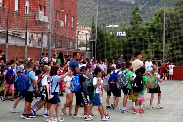 La Marina Alta vuelve al cole: miles de alumnos arrancan el curso 2026-2027 3 Imagen: Alumnos con mochilas durante la vuelta al colegio en Dénia.