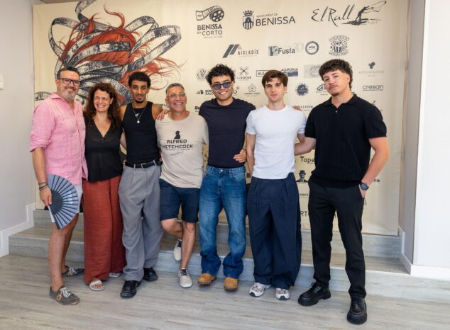 La II edición de Benissa en Corto arranca con lleno absoluto y jurado de lujo 1 Imagen: Siete personas, incluyendo al actor Octavi Pujades, posan frente a un photocall con logotipos del festival de cine Benissa en Corto.