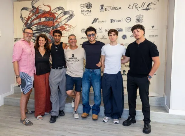 La II edición de Benissa en Corto arranca con lleno absoluto y jurado de lujo 1 Imagen: Siete personas, incluyendo al actor Octavi Pujades, posan frente a un photocall con logotipos del festival de cine Benissa en Corto.