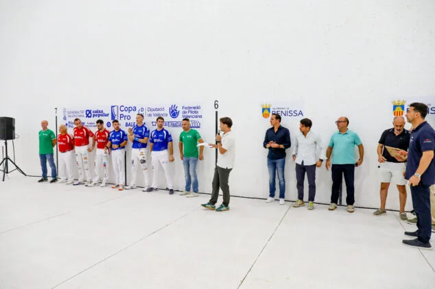 El Trinquet Municipal de Benissa estrena nuevo pavimento con dos partidas de la Copa Caixa Popular 2 Imagen: Inauguración del renovado Trinquet Municipal de Benissa